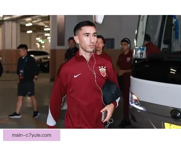 亚历斯祖现身成都看台引热议 亚历斯祖现身成都看台引热议