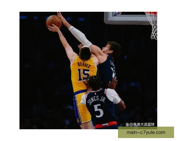 湖人三巨发力险胜快船喜忧参半